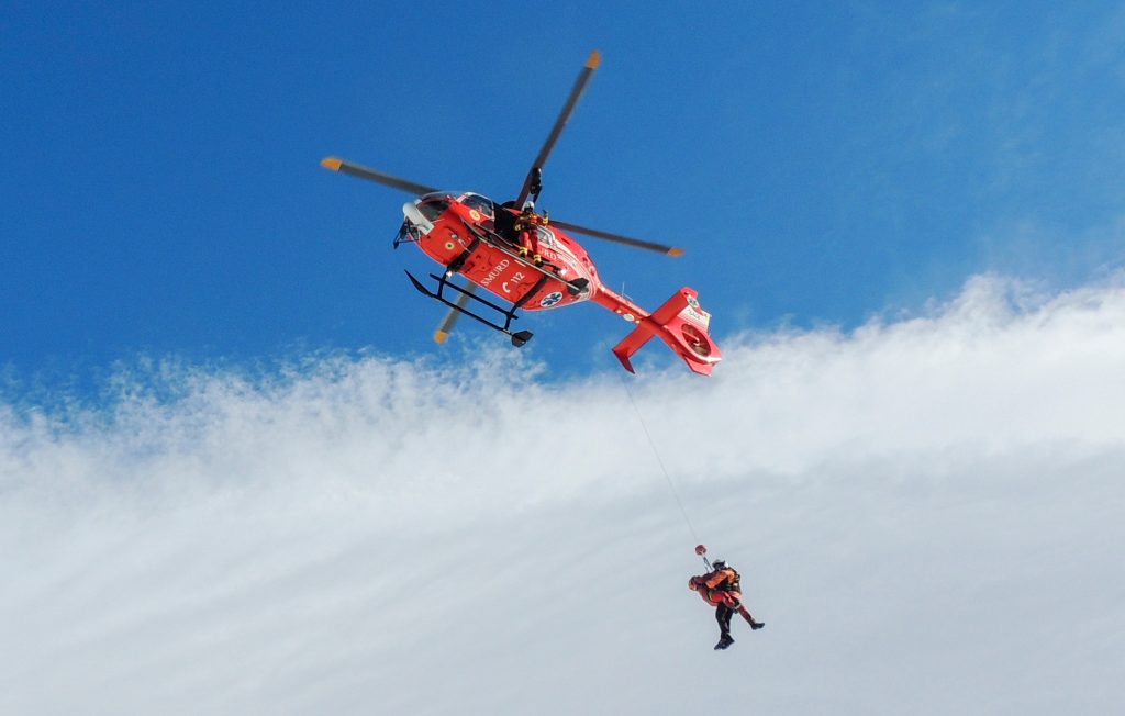 Doi alpinisti au ramas blocati pe peretele Vaii Albe din Bucegi Interventie dificila din partea salvatorilor montani