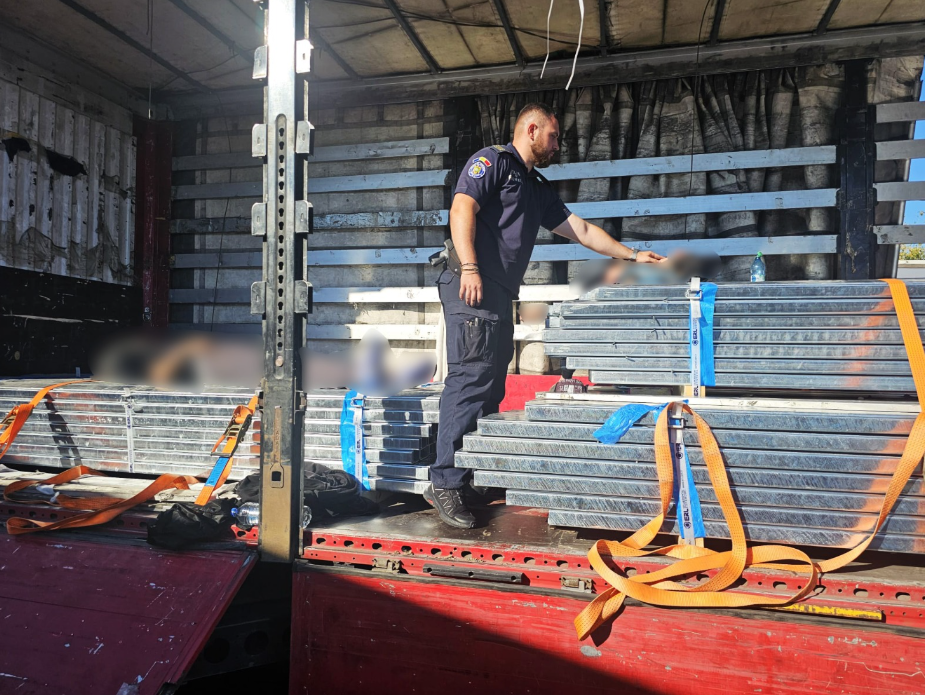 Doi migranți marocani, descoperiți în stare de inconștiență în semiremorca unui TIR din Turcia, au intrat ilegal în România. 2 Doi migranti marocani descoperiti in stare de inconscientainem semiremorca unui TIR din Turcia au intrat ilegal in Romania