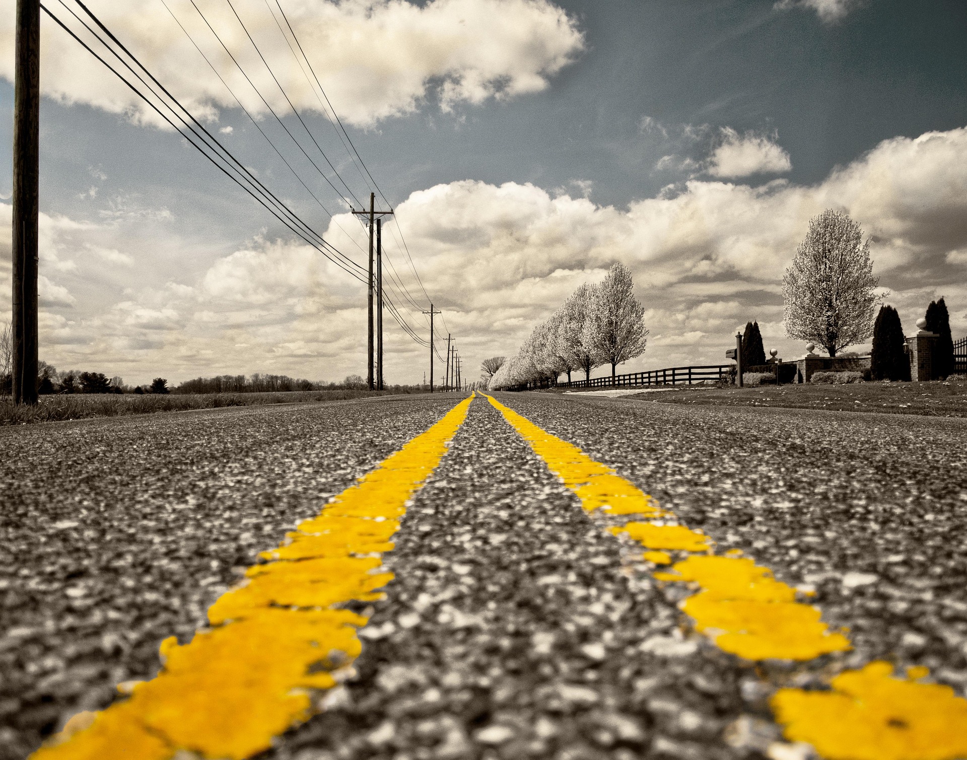 Efectele caniculei: stratul de asfalt s-a umflat și s-a crăpat pe o autostradă din Ucraina. 2 Efectele caniculei stratul de asfalt s a umflat si s a crapat pe o autostrada din Ucraina