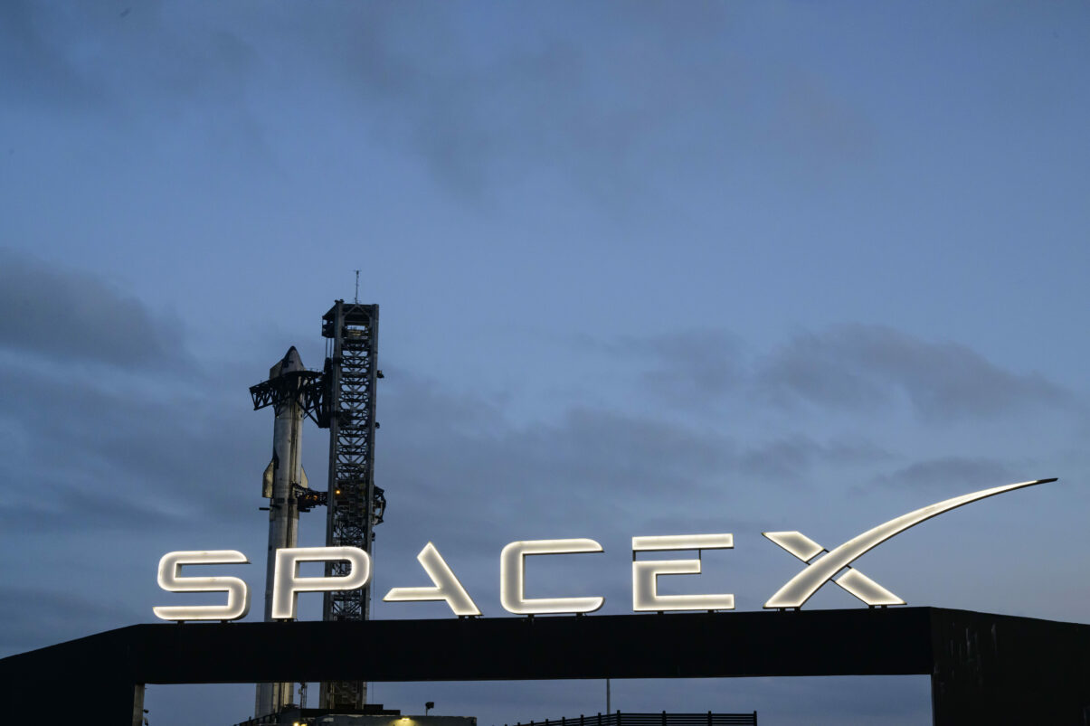 Elon Musk isi propune sa transforme Luna intr o fabrica uriasa de sateliti Planul SpaceX care ar putea schimba industria spatiala