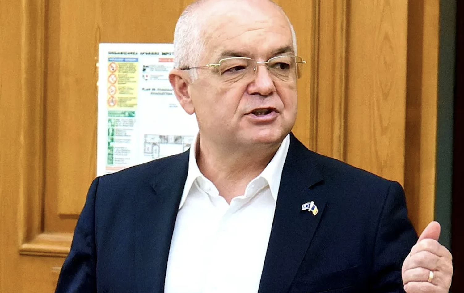 Emil Boc, irelevant de mirosul insuportabil din Cluj! Primarul solicită oprirea imediată a răspândirii îngrășămintelor: „Cerem scuze publice de la Transavia” 2 Emil Boc irelevant de mirosul insuportabil din Cluj Primarul solicta oprirea imediata a raspandirii ingrasamintelor Cerem scuzepublice de la Transavia