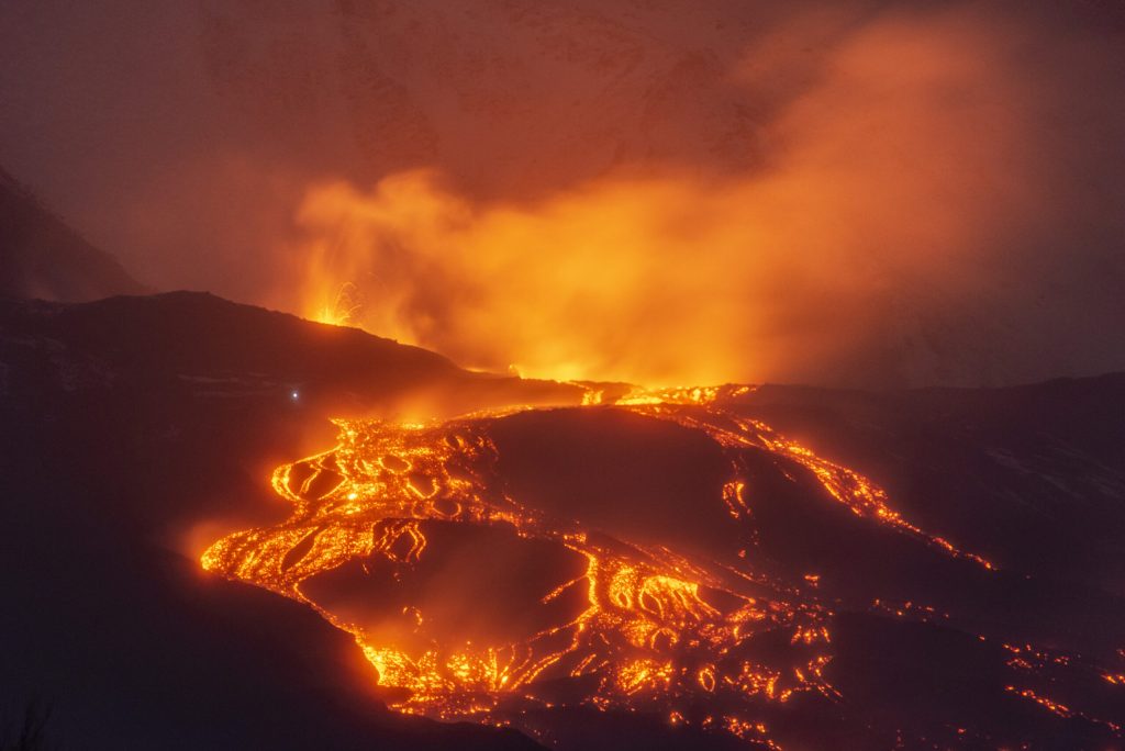 Eruptia vulcanului Etna afecteaza traficul aerian Un aeroport important din sudul Italianei s a inchis