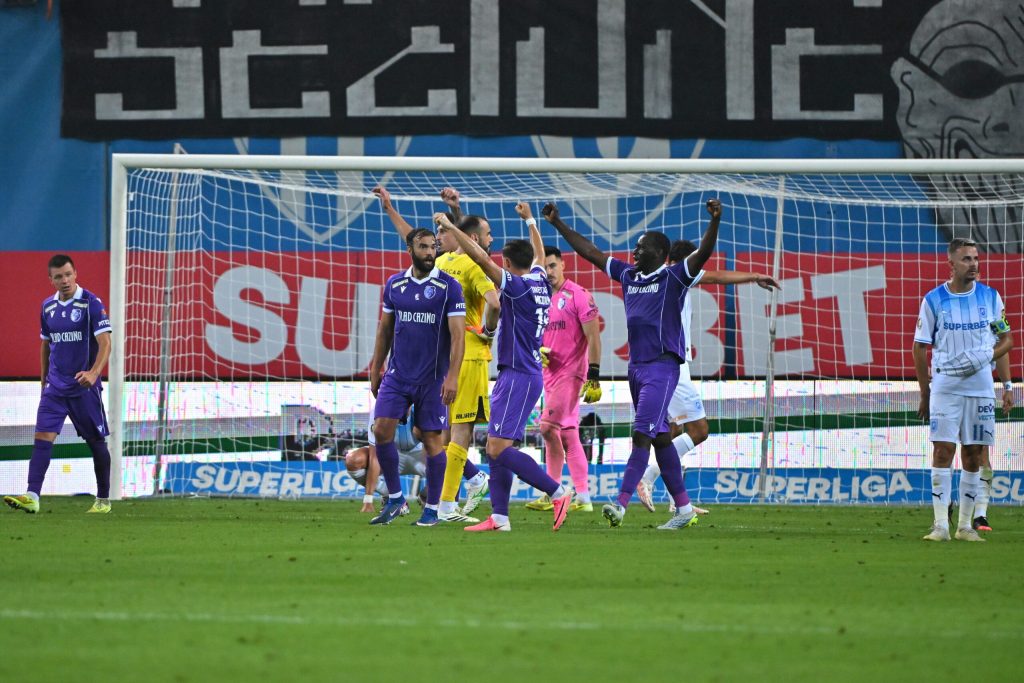 FC Argeș și Farul au încheiat la egalitate la Mioveni într-un meci pentru prima poziție în Superliga de fotbal. 2 FC Arges si Farul au incheiat la egalitate la Mioveni intr un meci pentru prima pozitie in Superliga de fotbal