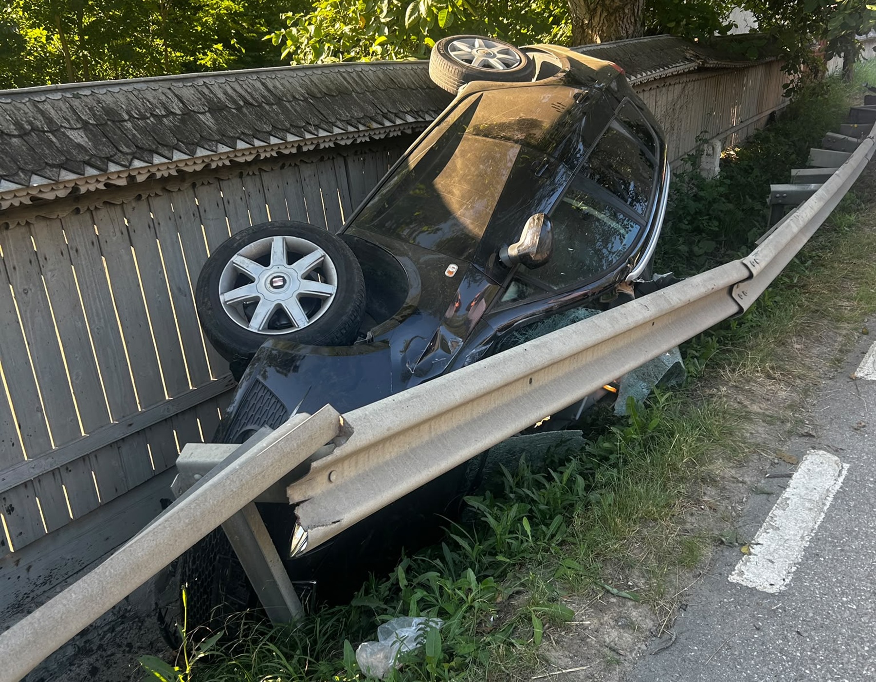 FOTO Masina prinsa intre parapet si gard Cinci persoane dintre care doi copii au fost duse la spital