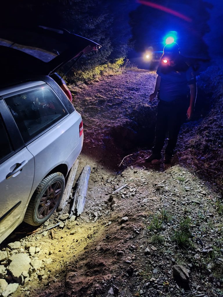 Familie cu un copil de doi ani rescapata de jandarmi dupa ce GPS ul i a condus pe un drum forestier