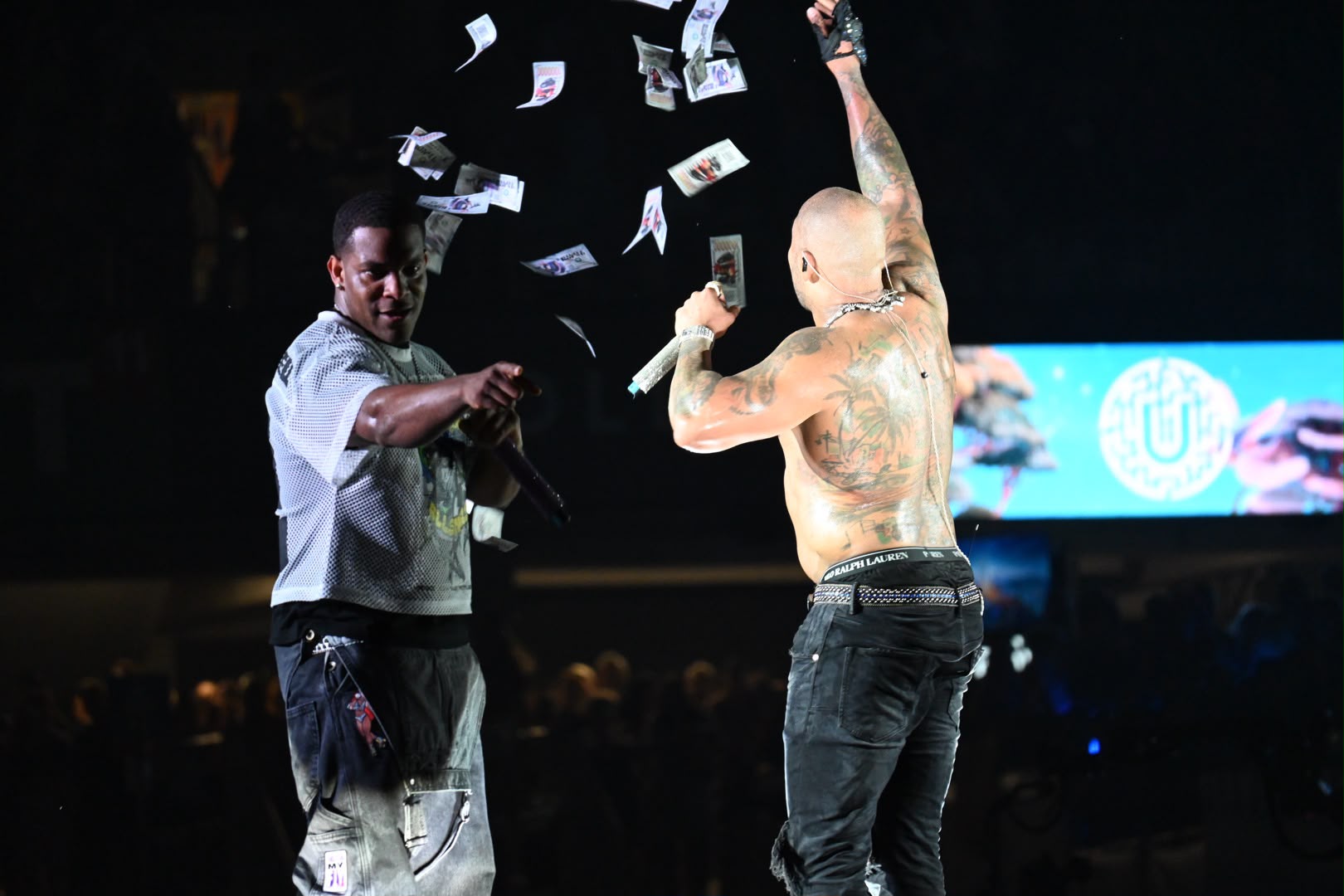 GALERIE FOTO: Cele mai spectaculoase momente de la concertul Flo Rida la UNTOLD - flori, bancnote personalizate și tenis de alergare semnați pentru fanii din România. 3 GALERIE FOTO Cele mai spectaculoase momente de la concertul Flo Rida la UNTOLD flori bancnote personalizate si tenis de alergare semnati pentru fanii din Romania