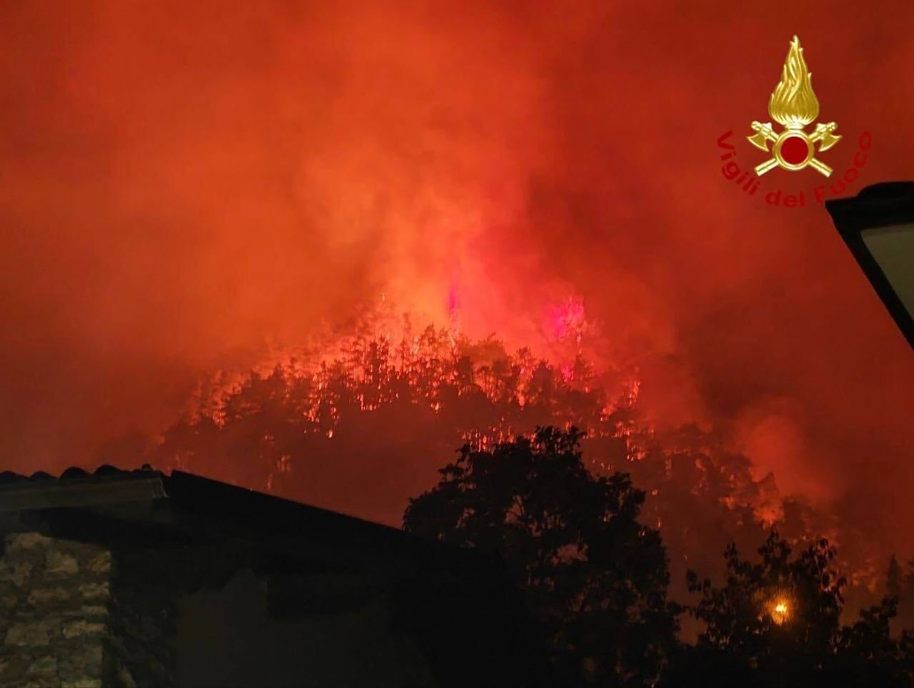 Incendiu de amploare lang lacul Garda Peste 200 de turisti au fost evacuati