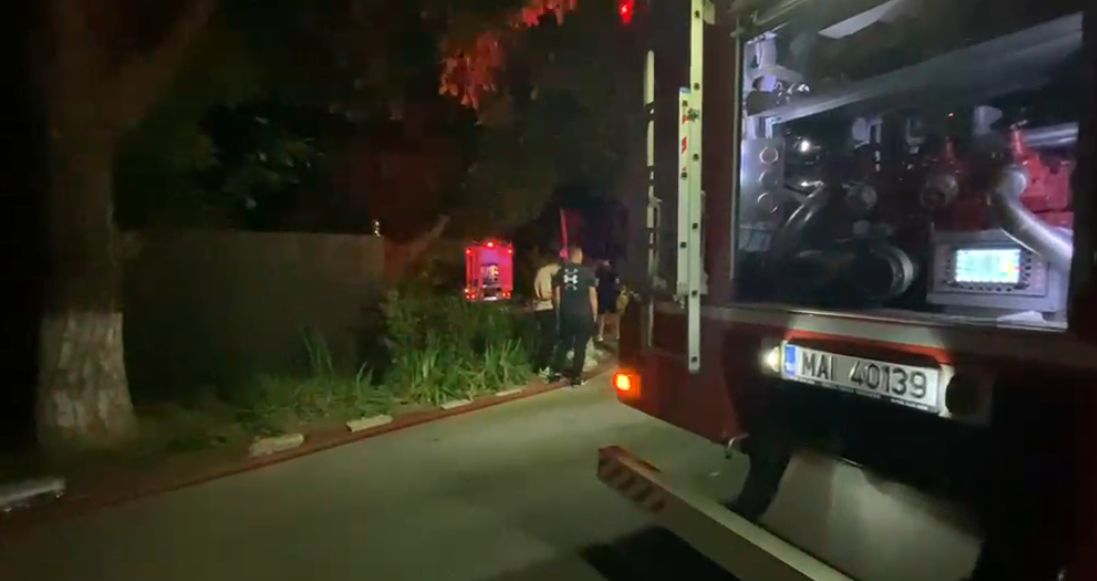 Incendiu de mari dimensiuni pe strada Marginei din București. Autoritățile au emis un mesaj RO-ALERT. 2 Incendiu de mari dimensiuni pe strada Marginei din Bucuresti Autoritatile au emis un mesaj RO ALERT