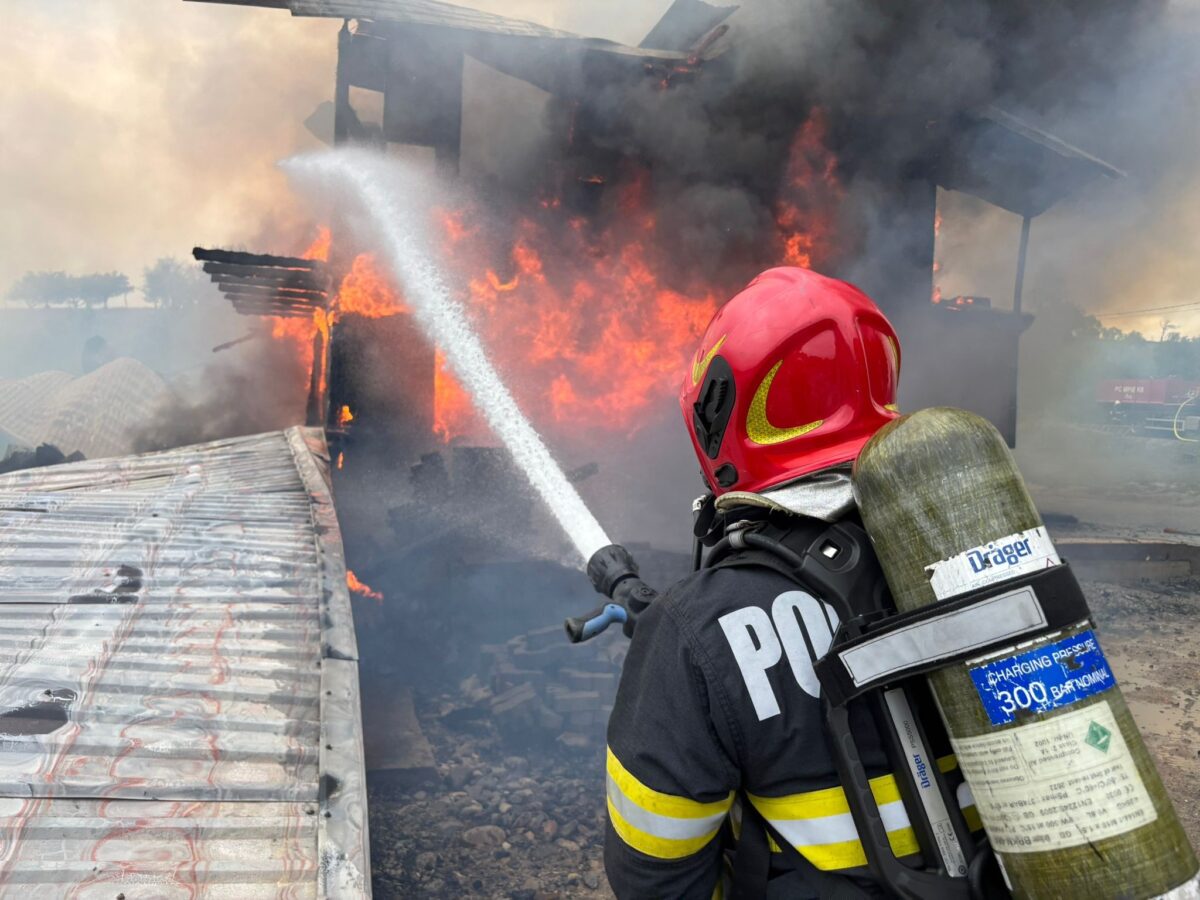 Incendiu la o mănăstire din Cluj, cu mai multe chilii și anexe aflate în flăcări. Pompierii din trei județe au fost chemați să intervină. 2 Incendiu la o manastire din Cluj cu mai multe chilii si anexe aflate in flacari Pompierii din trei judete au fost chemati sa intervina