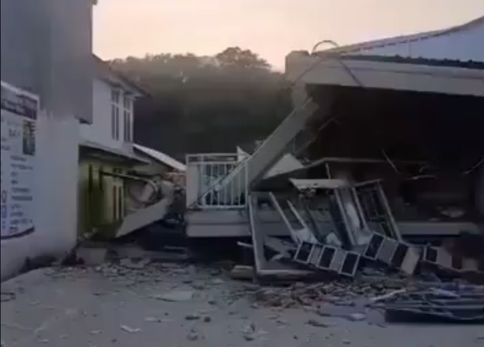 Indonezia, zguduită de un cutremur cu magnitudinea de 7,7. A fost emisă o alertă de tsunami. 3 Indonezia zguduita de un cutremur cu magnitudinea de 77 a fost emisa o alerta de tsunami