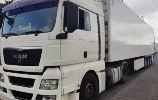 Locuitorii din zona Oasului ClujNapoca sunt extenuai din cauza TIR urilor Se clatina din toate imbinarile