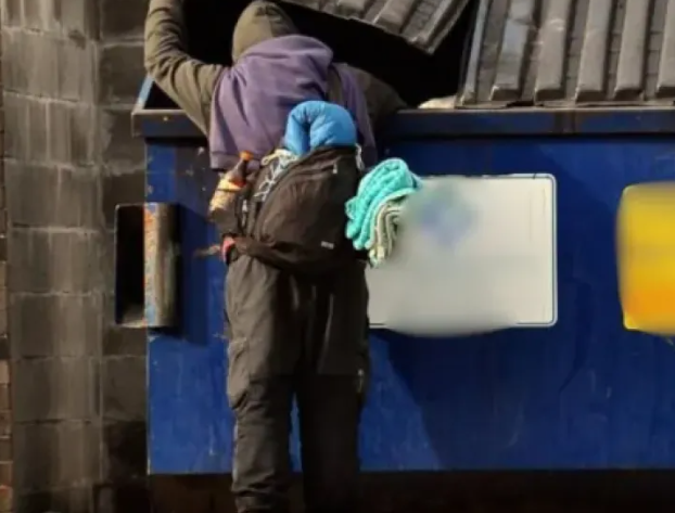 Locuitorii unui cartier din Cluj Napoca sunt satui de oamenii fara adapost Cauta zilnic in gunoaie si lasa mizerie in urma