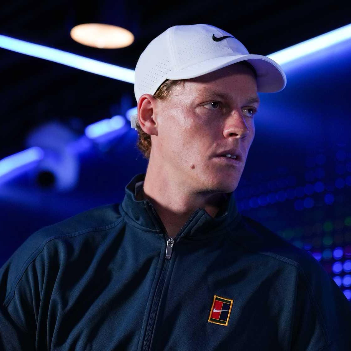 Lovitură pentru Jannik Sinner: Italianul s-a retras de la Cincinnati Open din cauza unei accidentări la genunchi. 2 Lovitura pentru Jannik Sinner Italianul s a retras de la Cincinnati Open din cauza unei accidentari la genunchi