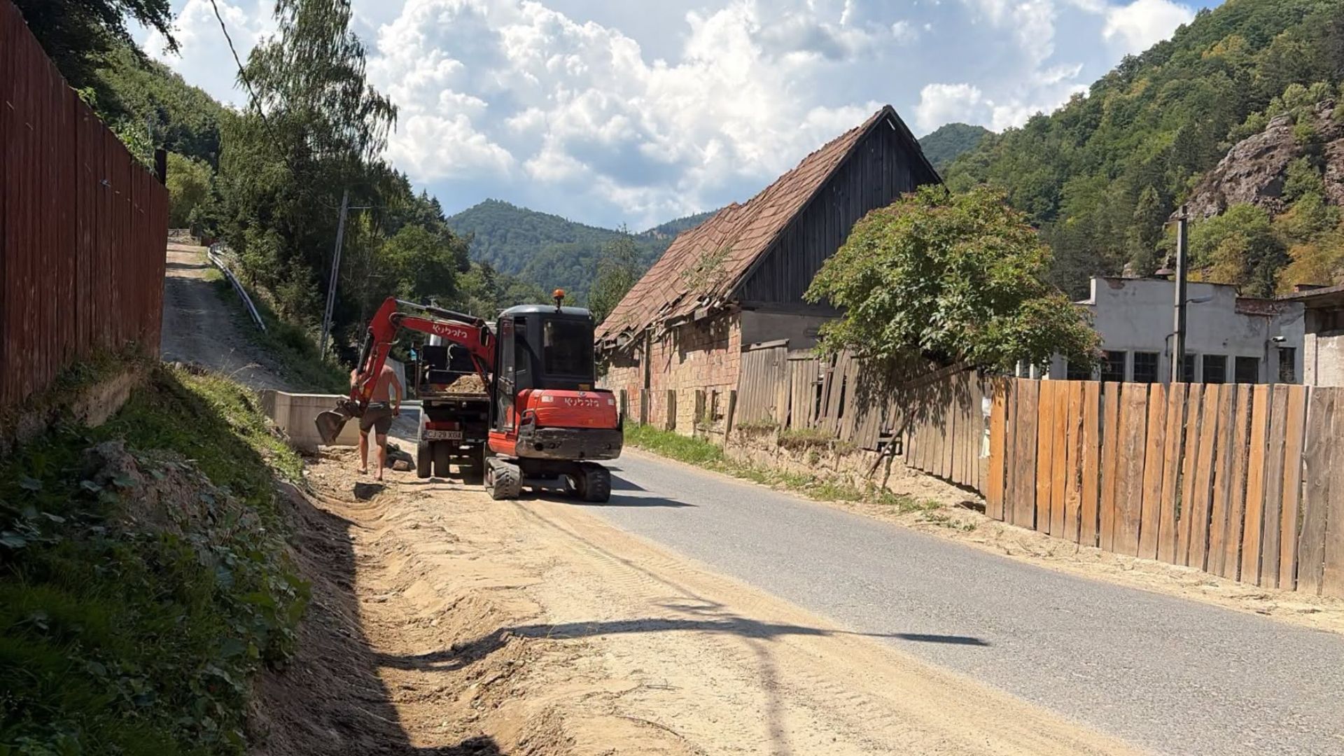 Lucrări importante pe un drum din zona montană a Clujului! Peste 4 kilometri de șosea, verificate și întreținute de Consiliul Județean 2 Lucrari importante pe un drum din zona montana a Clujului Peste 4 kilometri de sosea verificate si intretinute de Consiliul Judetean