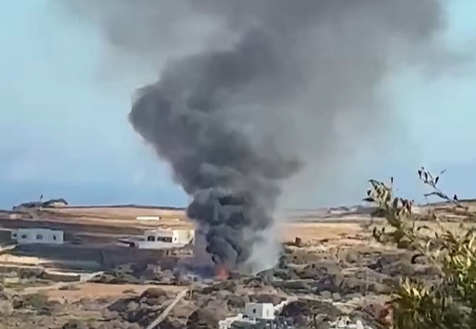 Lună de miere încheiată tragic în Grecia: un cuplu britanic și pilotul au murit într-un accident de elicopter în Sifnos. 2 Luna de miere incheiata tragic in Grecia un cuplu britanic si pilotul au murit intr un accident de elicopter in Sifnos