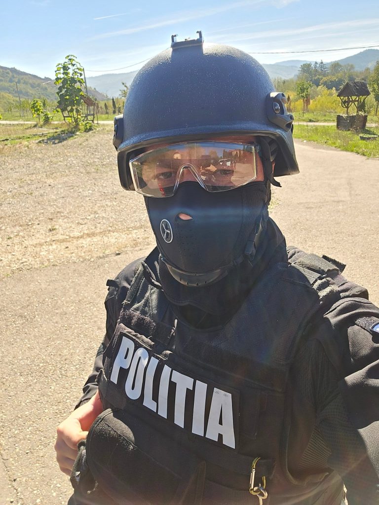 Marian Godina Astazi mi am dat demisia din Politia Romana si aceasta experienta imi aduce o senzatie incredibila de libertate si fericire