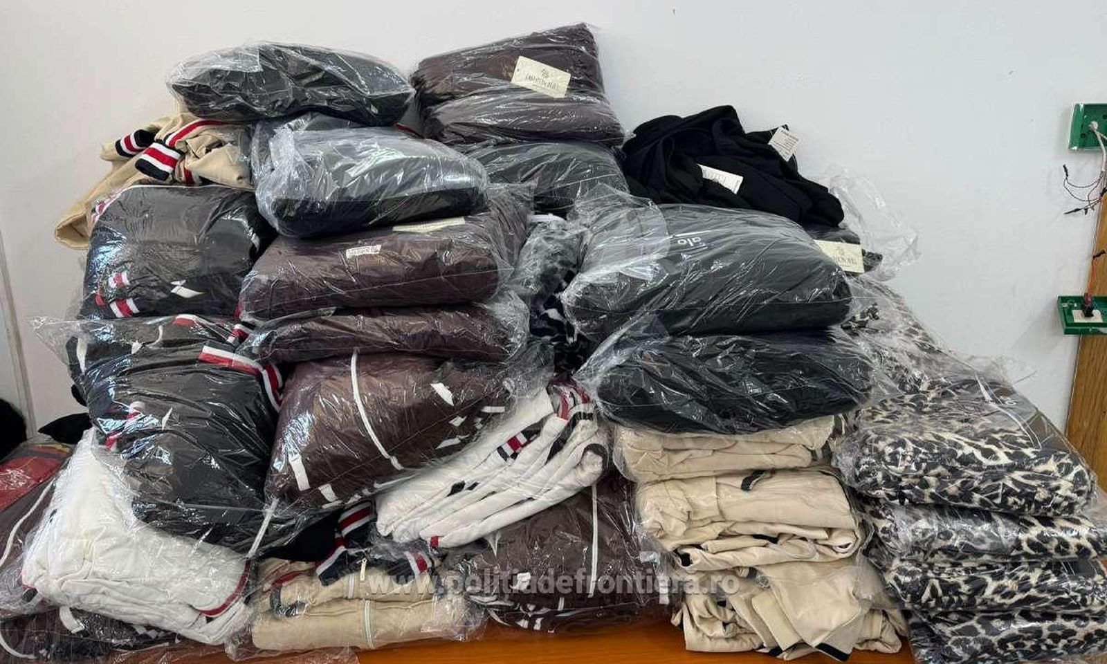 Mii de articole de imbracaminte parfumuri si incaltaminte suspectate a fi contrafacute descoperite in vehicule din Turcia si Bulgaria