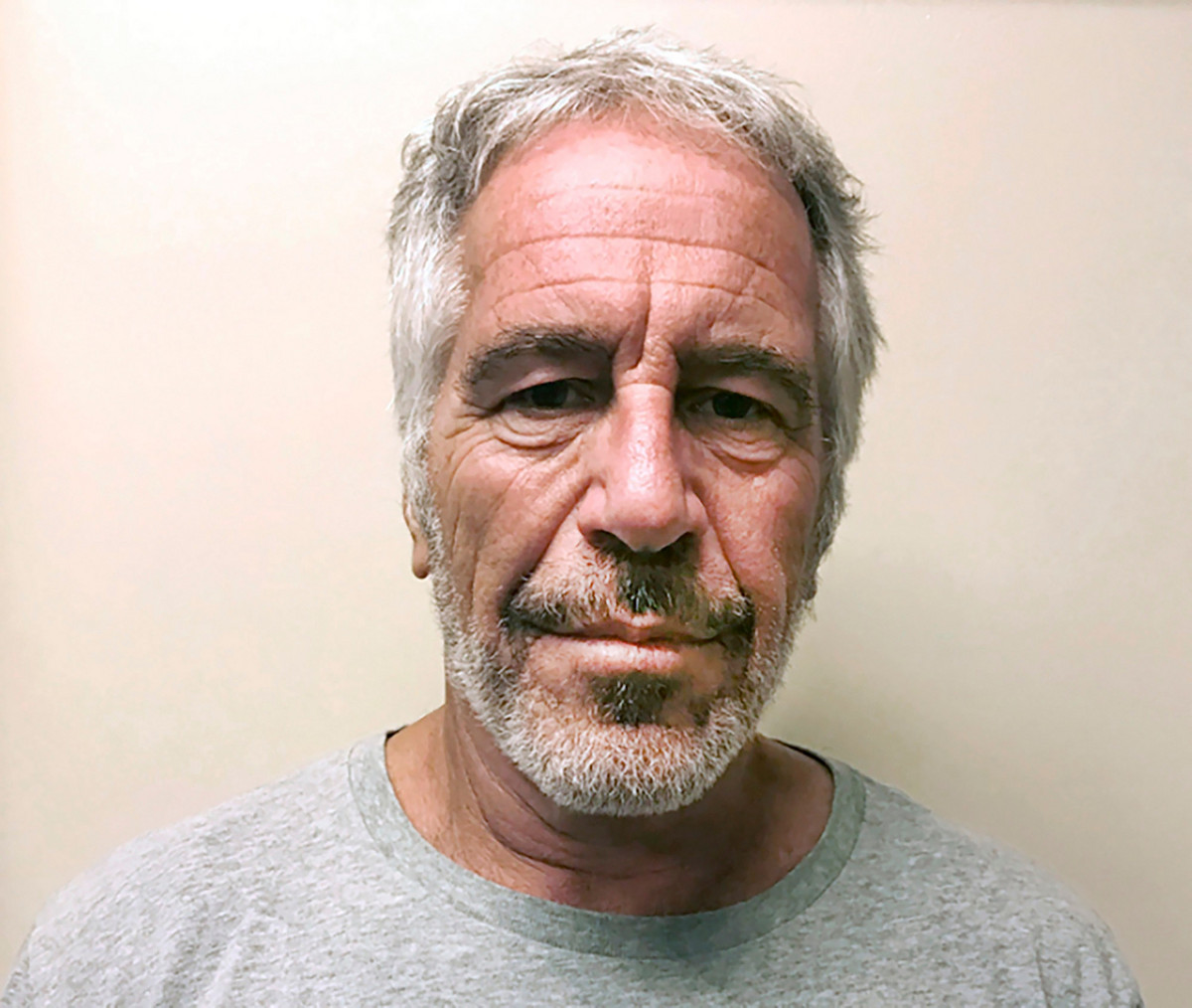 Moartea lui Jeffrey Epstein ar fi trebuit să ascundă adevărul. A avut efectul invers. 3 Moartea lui Jeffrey Epstein ar fi trebuit sa ascunda adevarul A avut efectul invers