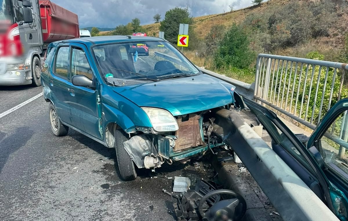 Momente de cosmar pe un drum din Cluj Un barbat de 71 de ani a intrat cu masina in parapet intr o curba A fost preluat imediat de echipajele medicale