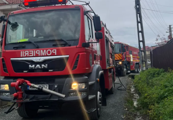 Momente de panică în Cluj! O cabană din lemn a ars ca o torță! Pompierii au intervenit pentru a stinge incendiul. 2 Momente de panic n Cluj O caban din lemn a ars ca o tor Pompierii au intervenit pentru a stinge incendiul