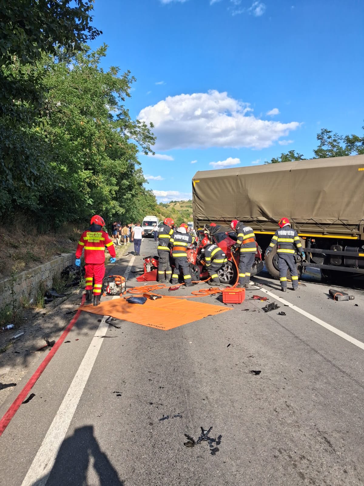 Mures Trei decese printre care un copil ca urmare a coliziunii dintre trei masini si un camion militar