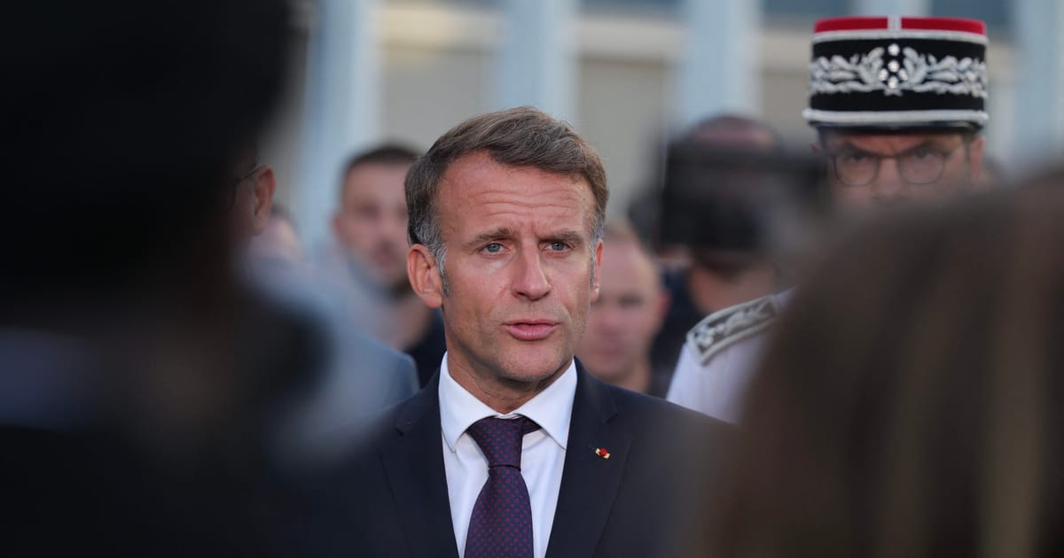 O instanta din Franta anuleaza interdictia asupra retelelor sociale pentru minorii sub 15 ani