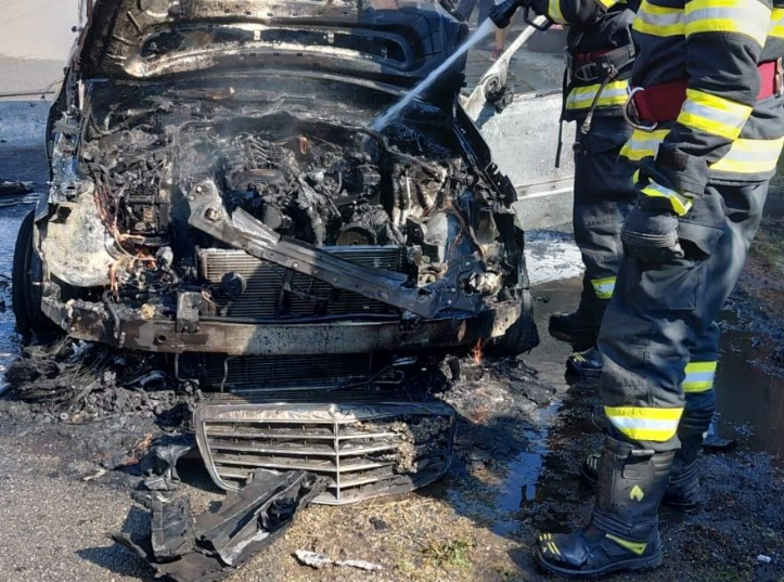 O masina a fost complet distrusa in Cluj A luat foc in timpul mersului pe drum Pompierii au intervenit prompt