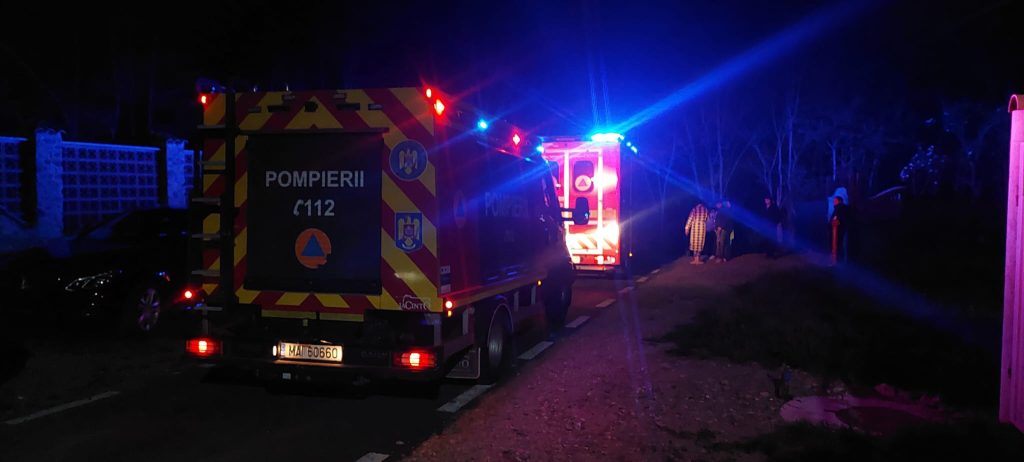 O persoana a aprins focul intr un apartament dintr un bloc din Petrosani Zeci de locatari au fost evacuati in timpul noptii