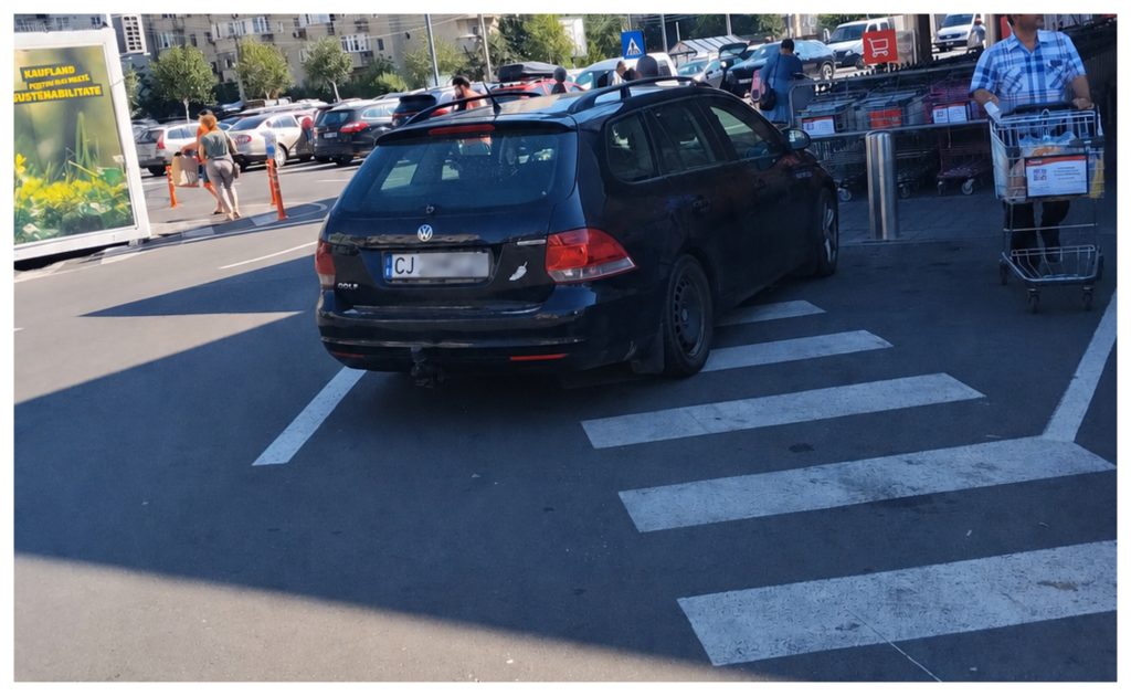 Parcare de „big boss” în Cluj-Napoca! Șofer surprins cu mașina pe trecerea de pietoni, în fața unui supermarket: „Se bucura de o țigară și o cafea” 2 Parcare de big boss in Cluj Napoca Sofer surprins cu masina pe trecerea de pietoni in fata unui supermarket Se bucura de o tigara si o cafea