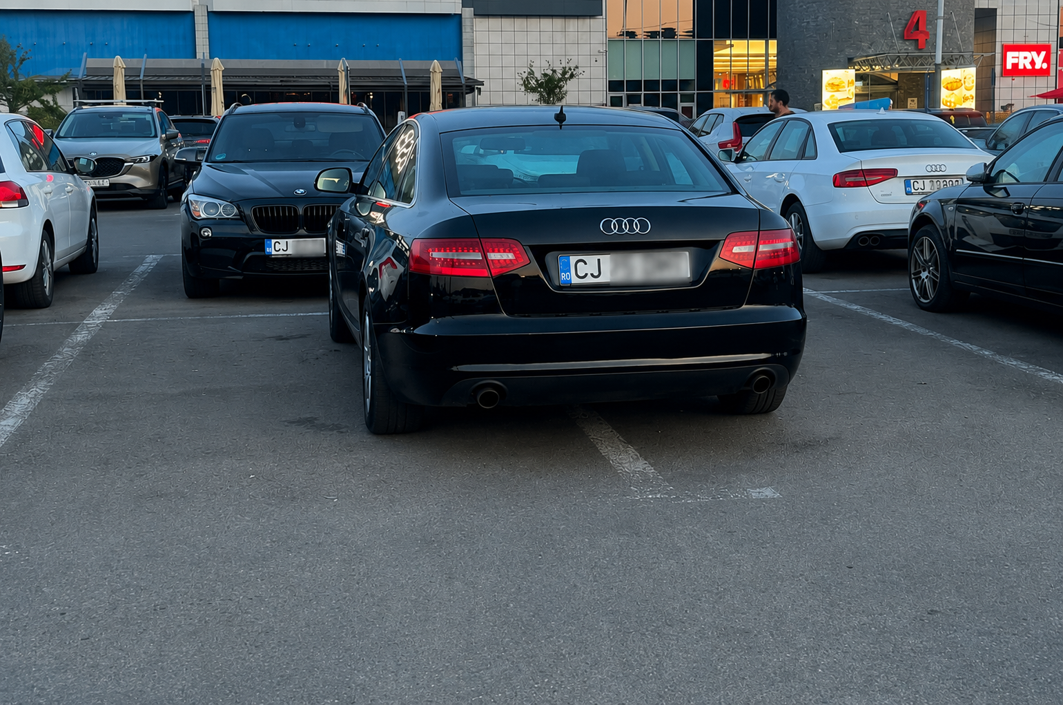 Parcare de lux la VIVO Cluj Un sofer a blocat doua locuri de parcare starnind indignarea celoralt soferi