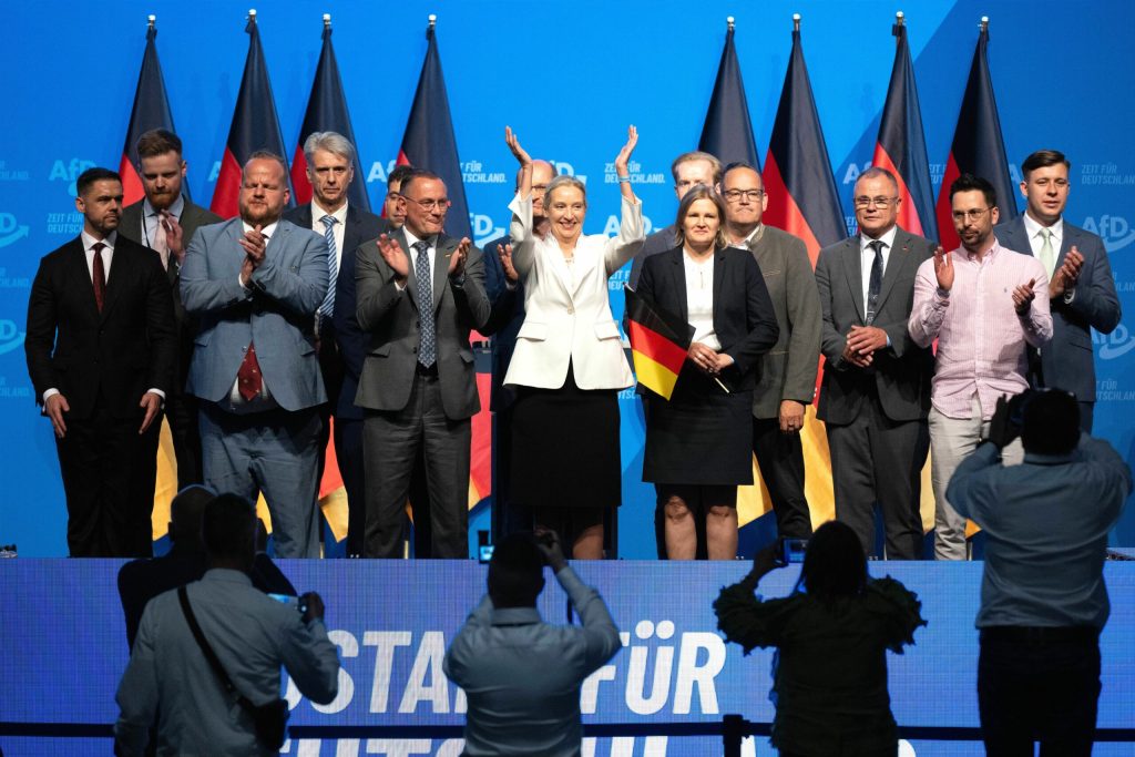 Partidul de pe primul loc în sondajele din Germania ar putea fi interzis. Peste o mie de juriști cer demararea procedurii împotriva AfD. 2 Partidul de pe primul loc in sondajele din Germania ar putea fi interzis Peste o mie de juristi cer demararea procedurii impotriva AfD