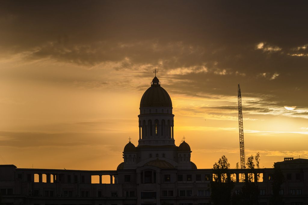 Patriarhia Romana face un apel catre parohii oferiti apa ceor afectati de canicula si rugati va pentru ploaie