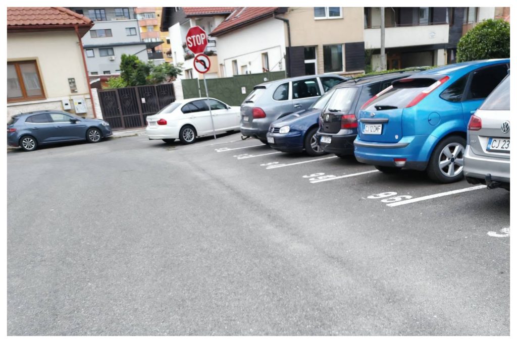 Pericol pentru pietoni pe o stradă din Cluj-Napoca! Mașinile ocupă trotuarul, iar oamenii sunt nevoiți să circule pe carosabil. 2 Pericol pentru pietoni pe o strada din Cluj Napoca Masinile ocupa trotuarul iar oamenii sunt nevoiti sa circule pe carosabil