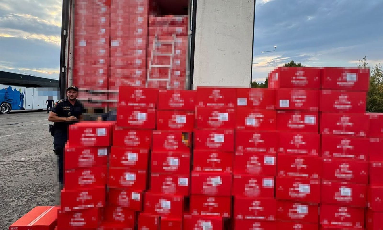 Peste 4 milioane de țigarete fără timbru fiscal găsite într-un camion înmatriculat în Ucraina. 3 Peste 4 milioane de tigarete fara timbru fiscal gasite dintr un camion inmatriculat in Ucraina