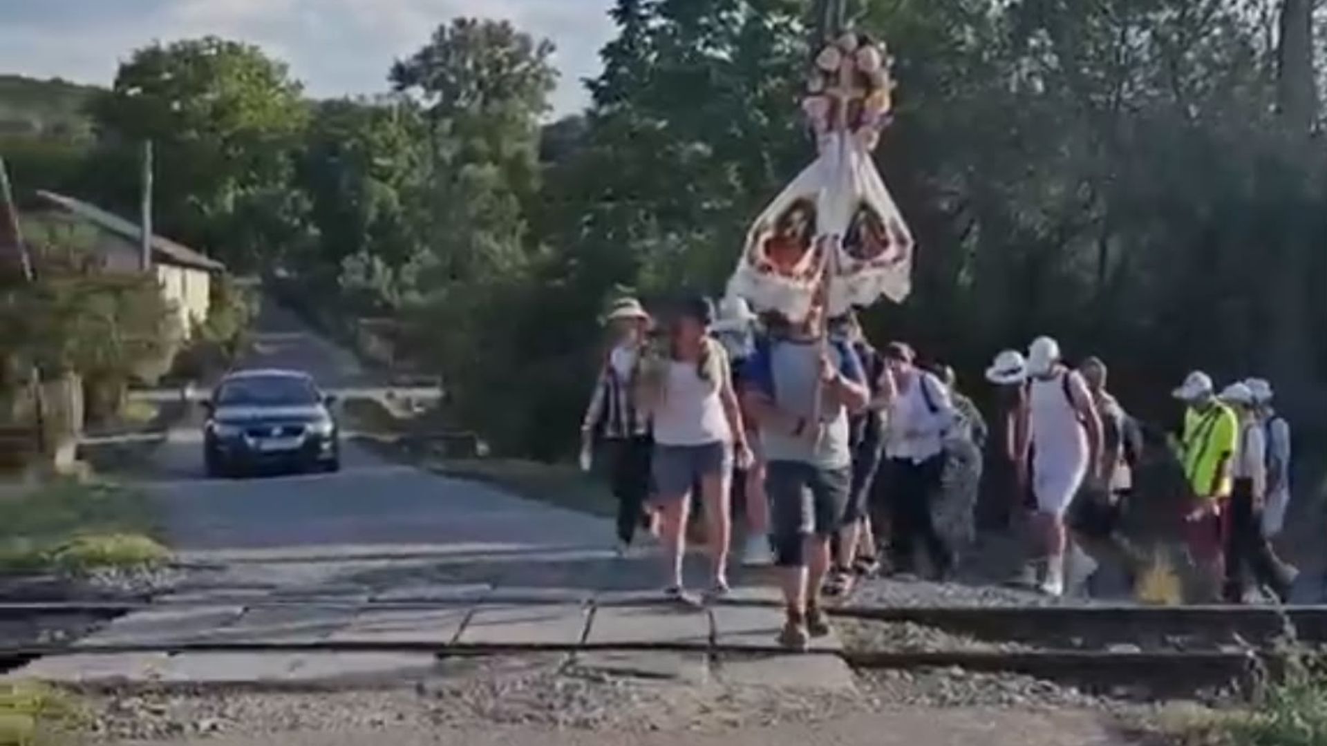 Povestea unui bărbat care călătorește anual spre Mănăstirea Nicula și transmite un mesaj emoționant credincioșilor din Cluj: „Să ne protejeze”. 2 Povestea unui barbat care calatoreste anual spre Manastirea Nicula si transmite un mesaj emotionant credinciosilor din Cluj Sa ne protejeze