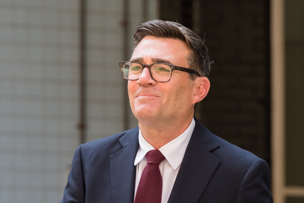Premierul britanic convoacă o ședință de urgență privind valul de căldură și seceta. Temperaturile ar putea atinge 37°C. 2 Premierul britanic convoaca o sedinta de urgenta privind valul de caldura si seceta Temperaturile ar putea atinge 37C