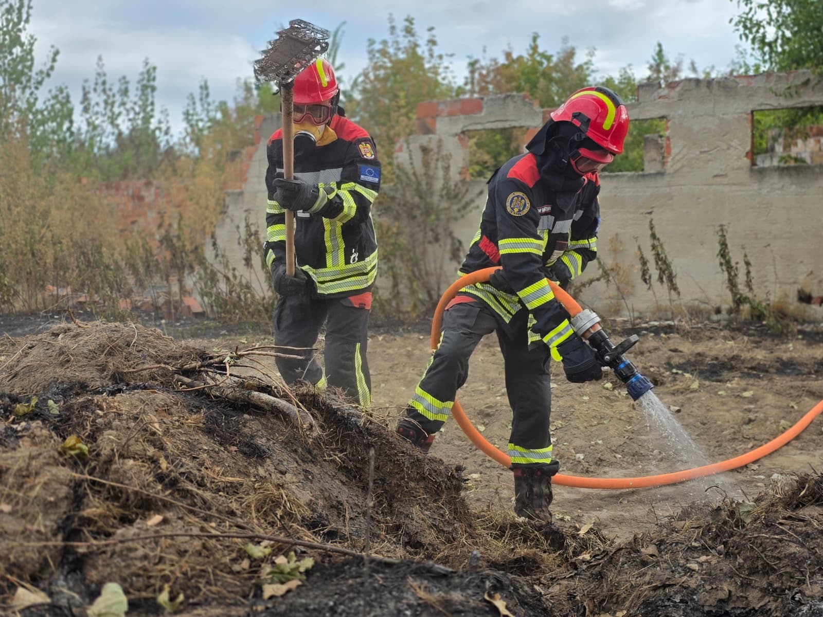 Primele imagini cu pompierii romani desfasurati in Serbia intervenind in doua localitati pentru stingerea incendiilor de vegetatie