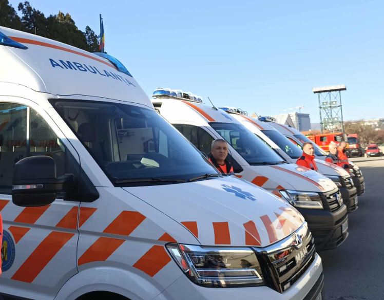 Primele rețineri în scandalul de la Recea-Cristur. Mai multe persoane au fost audiate după ce au distrus o ambulanță și l-au rănit pe șofer. 2 Primele retineri in scandalul de la Recea Cristur Mai multe persoane au fost audiate dupa ce au distrus o ambulanta si l au ranit pe sofer