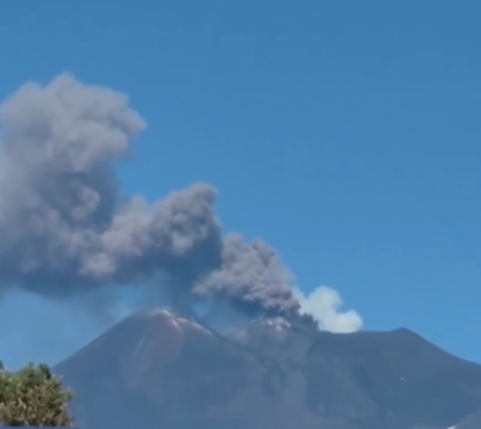 Romanii care calatoresc in Sicilia avertizati dupa eruptia vulcanului Etna Zona de varf inaccesibila