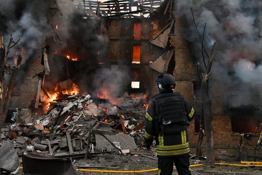 Rusia ataca din nou zonele rezidentiale din Ucraina Bombardamentele cu bombe ghidate au provocat moartea unei femei si au ranit zeci de persoane