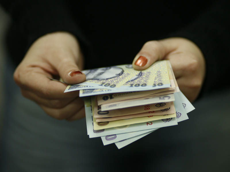 Salarii de 4,3 milioane de lei achitate „la negru” într-un complex turistic din Vâlcea 4 Salarii de 43 milioane de lei achitate la negru intr un complex turistic din Valcea
