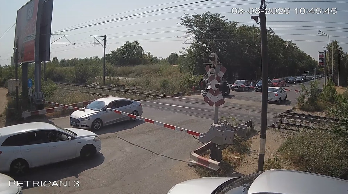 Șoferi blocați între bariere la Petricani, după ce au încercat să treacă cu forța. Avertismentul CFR 4 Soferi blocati intre bariere la Petricani dupa ce au incercat sa trec cu forta Avertismentul CFR