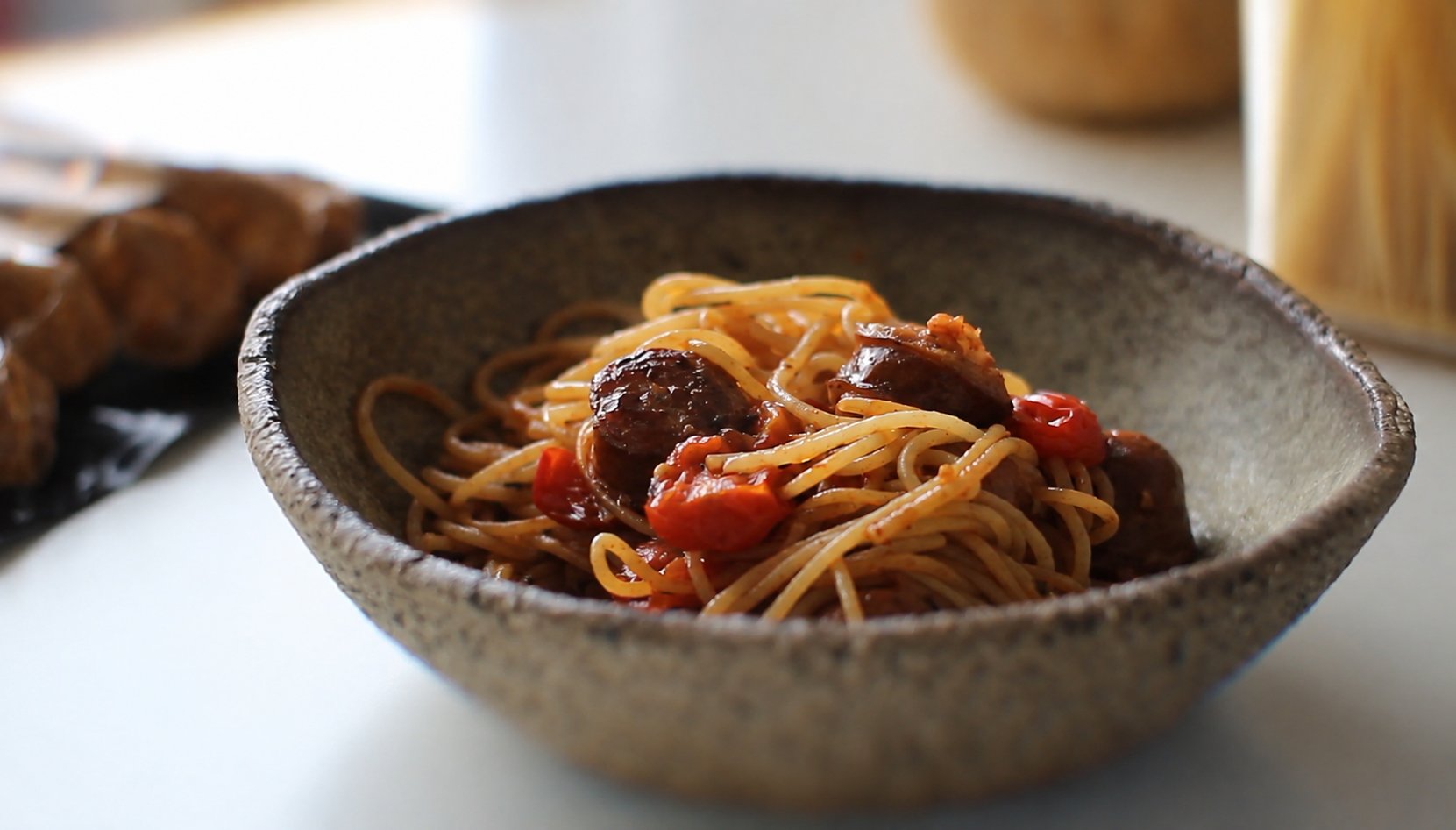 Spaghetti taranesti cu carnati afumati si telemea