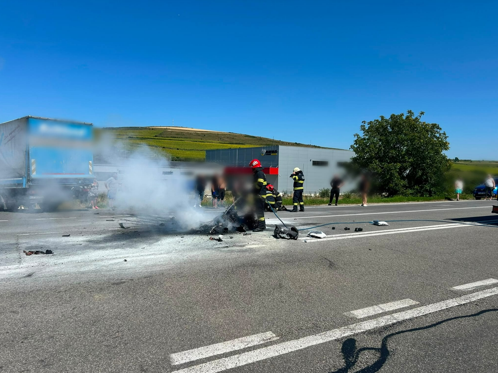 Trafic blocat pe ambele sensuri in Valcele Cluj din cauza unui accident grav Un motociclist nu prezinta semne vitale si este resuscitat Motocicleta a luat foc