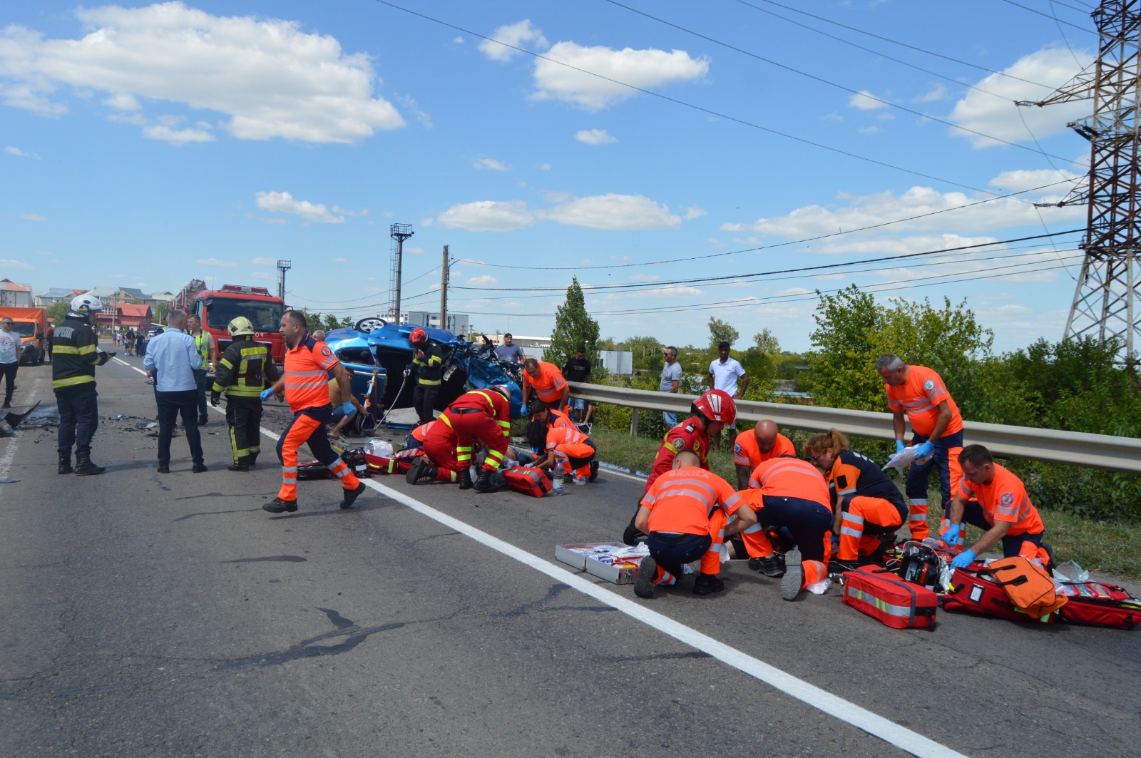 Tragedie in judetul Braila doi soti au murit iar o mama si trei copii au fost raniti 7 ambulante au fost trimise la fata locului