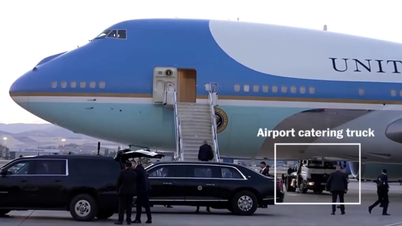 Trump ar fi fost ascuns într-un cărucior de catering pentru a urca la bordul unui avion secret, în urma unei amenințări din partea Iranului. 2 Trump ar fi fost ascuns intr un carucior de catering pentru a urca la bordul unui avion secret in urma unei amenintari din partea Iranului