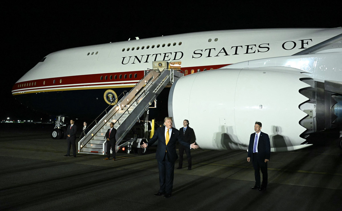 Trump respinge acuzațiile privind orchestrarea schimbării avionului: „Este doar responsabilitatea Serviciului Secret” 2 Trump respinge acuzatiile privind orchestrarea schimbarii avionului Este doar responsabilitatea Serviciului Secret