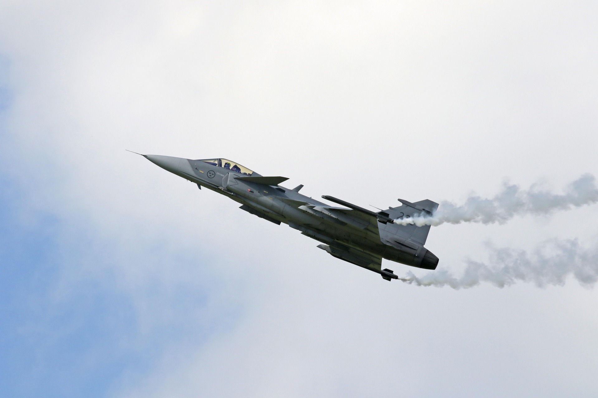 Un avion de vanatoare din Ungaria s a prabusit iar aeronava care avea rachete la bord a luat foc