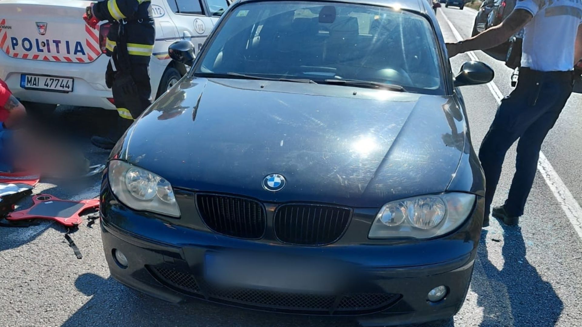 Un clujean a fost găsit inconștient la volan, la intrarea în Huedin: Pompierii au spart geamul mașinii și au început de urgență manevrele de resuscitare. 2 Un clujean a fost gasit inconstient la volan la intrarea in Huedin Pompierii au spart geamul masinii si au inceput de urgenta manevrele de resuscitare