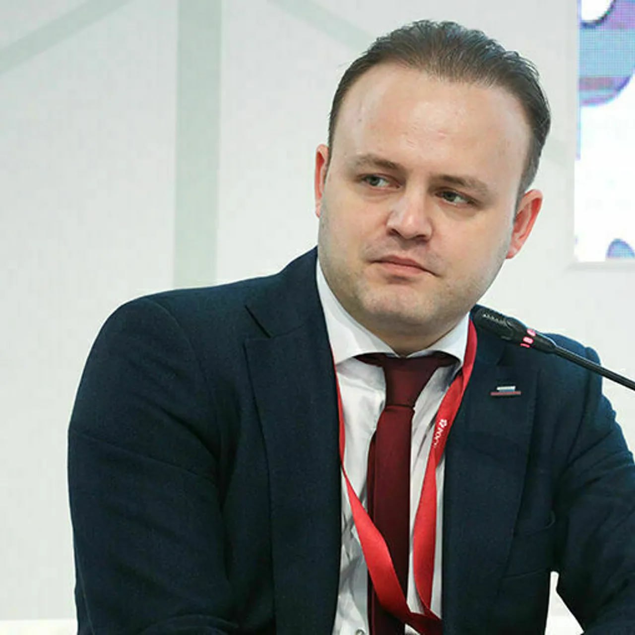 Un deputat a izbucnit in ras in timpul unui interviu cand a fost intrebat daca o persoana obisnuita poate accesa un credit ipotecar
